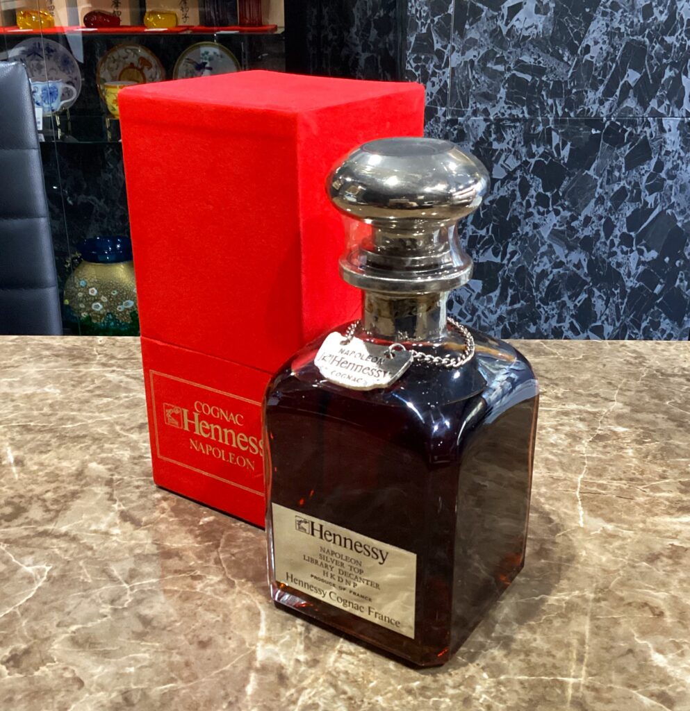ヘネシー Hennessy 締め付けれ ナポレオン シルバートップ 赤箱 700ml  