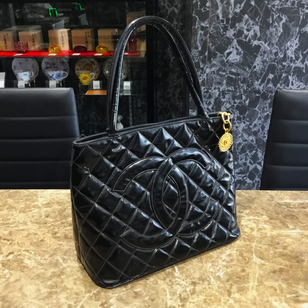 シャネルのエナメルトートバッグをお買い取りさせていただきました 